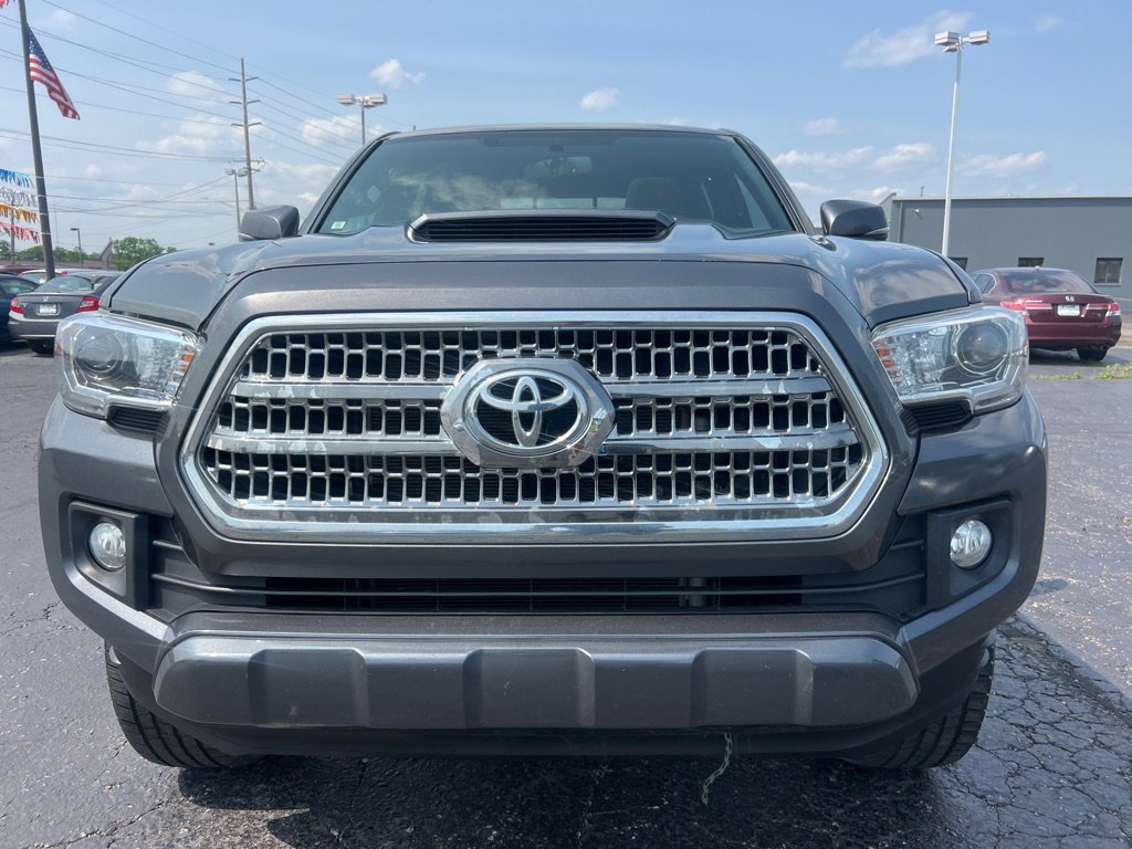 Used 2017 Toyota Tacoma 4x4 Double Cab image 2
