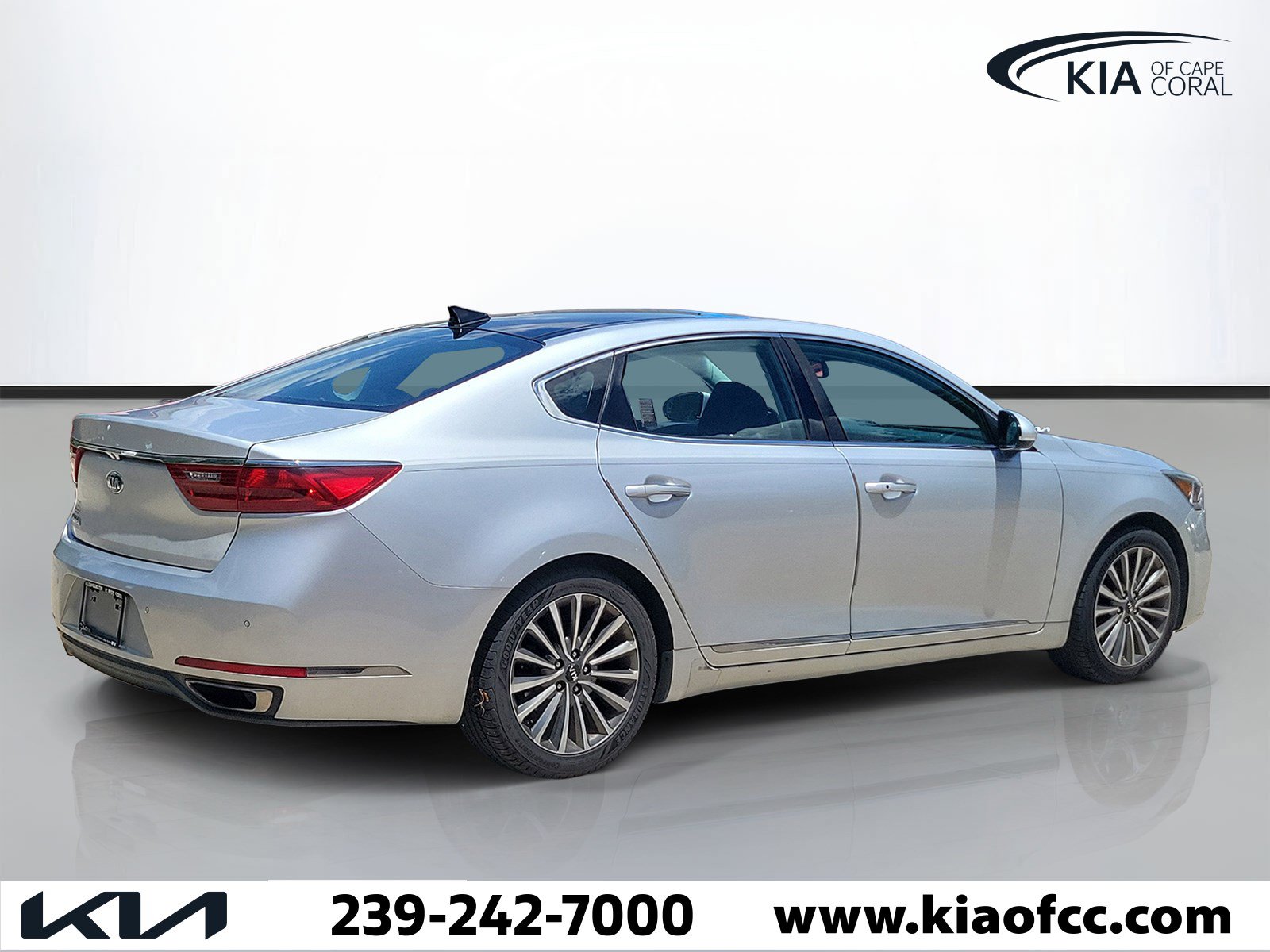 Used 2017 Kia Cadenza Technology FWD image 4