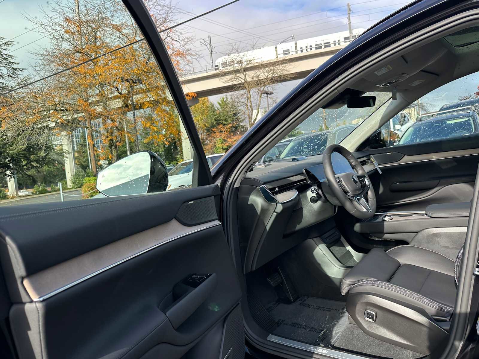 New 2025 Volvo EX90 Plus w/ Protection Package Premier AWD/4WD image 21