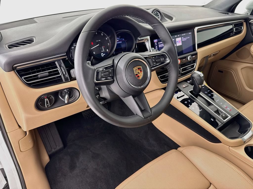 Certified 2025 Porsche Macan AWD/4WD image 4