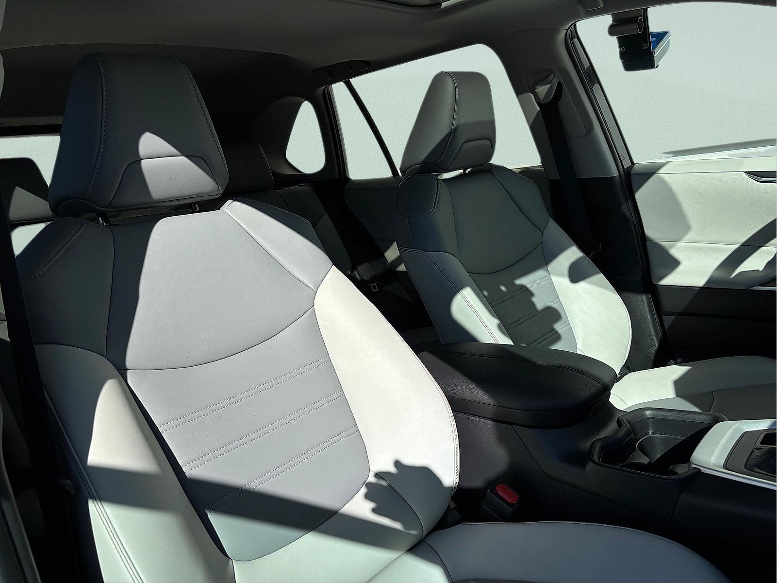 Used 2021 Toyota RAV4 XLE Premium w/ Carpet Mat Package (TMS) FWD image 34