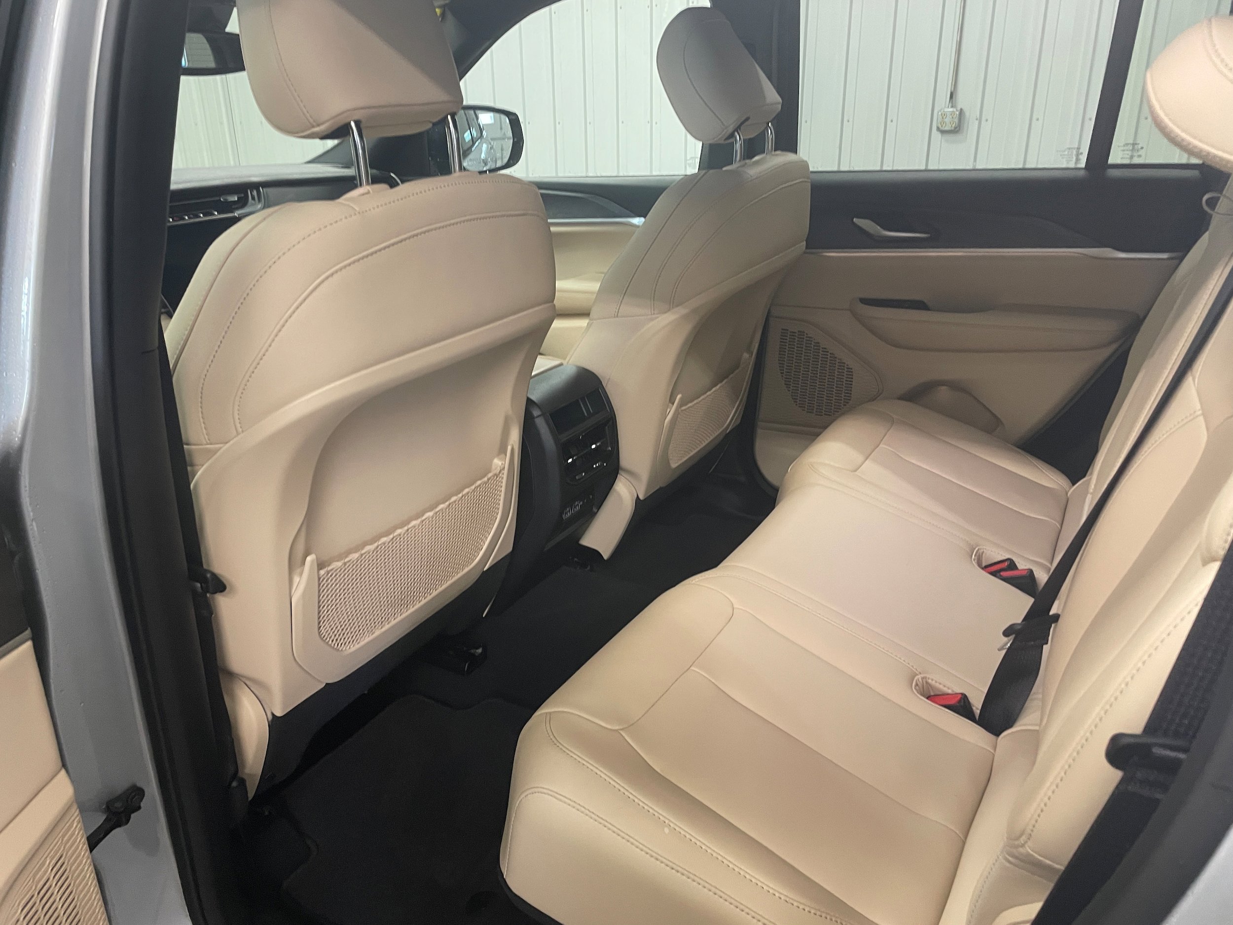 Used 2024 Jeep Grand Cherokee Limited AWD/4WD image 25