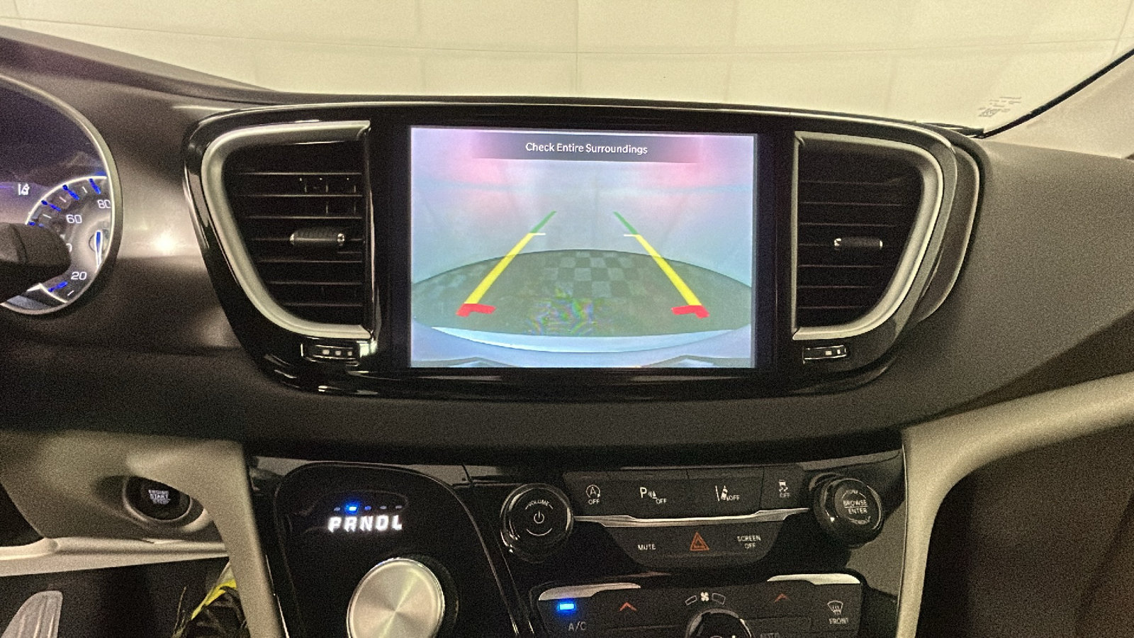 Used 2024 Chrysler Pacifica Touring-L FWD image 28