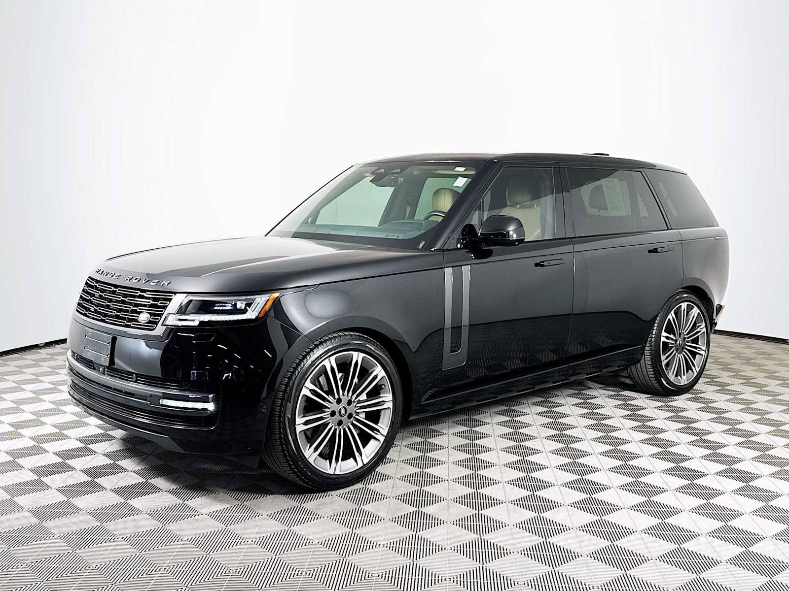 Used 2024 Land Rover Range Rover Long Wheelbase SE image 1
