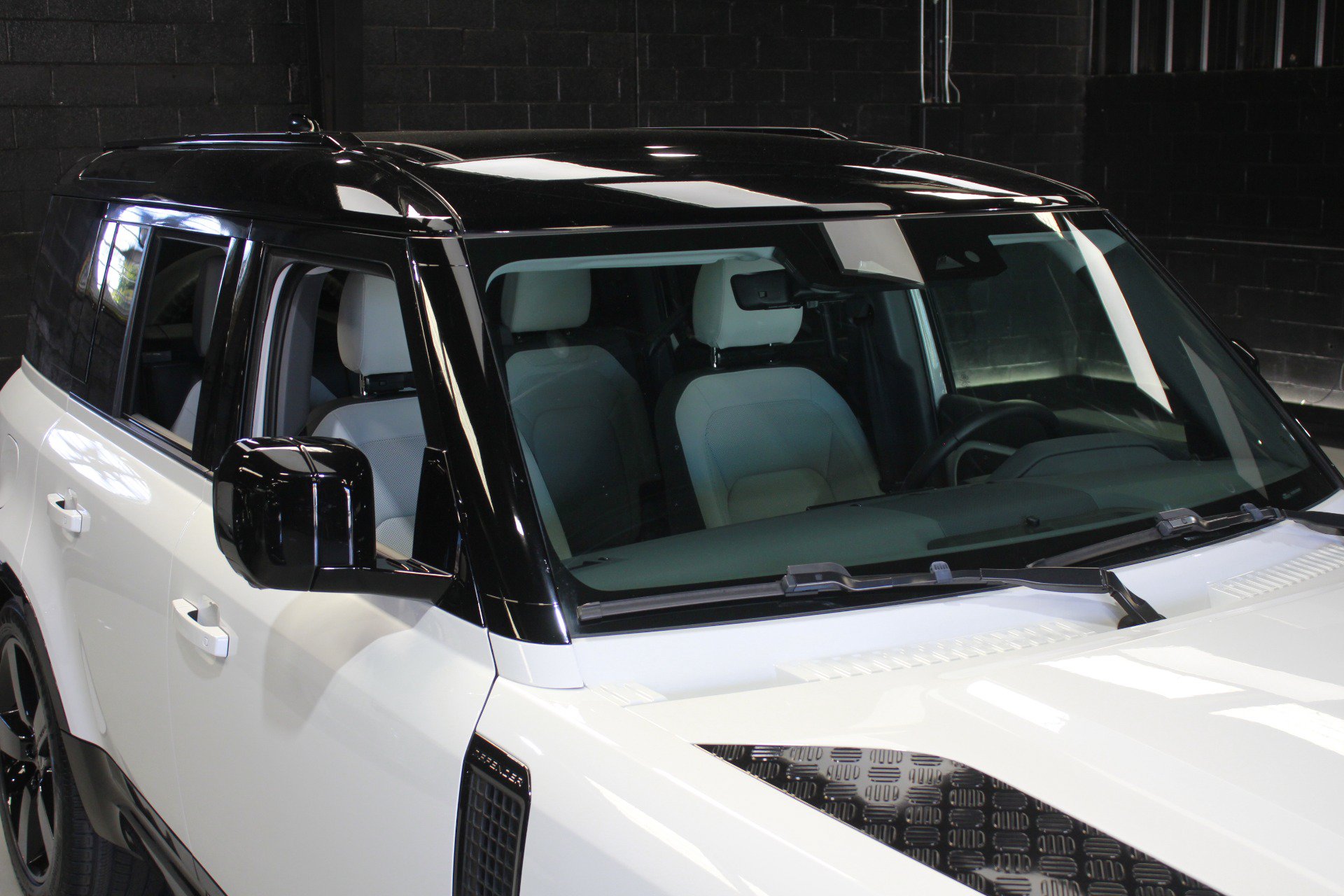 Used 2025 Land Rover Defender 110 X-Dynamic SE AWD/4WD image 11