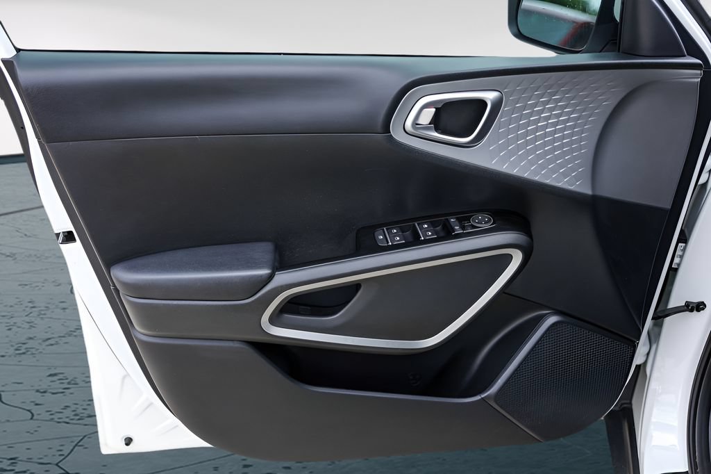 Used 2023 Kia Soul LX w/ LX Technology Package FWD image 25