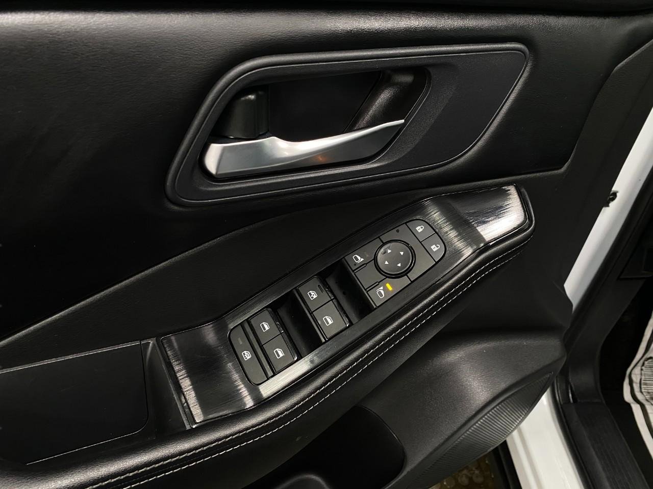 Used 2025 Nissan Rogue SV image 30