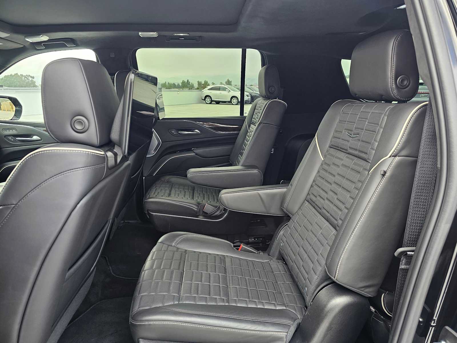 Used 2024 Cadillac Escalade ESV Premium Luxury Platinum AWD/4WD image 19