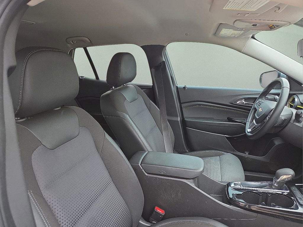 Used 2025 Chevrolet Trax LT w/ LT Convenience Package image 12