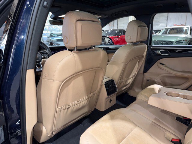 Used 2021 Porsche Macan w/ Premium Package image 12