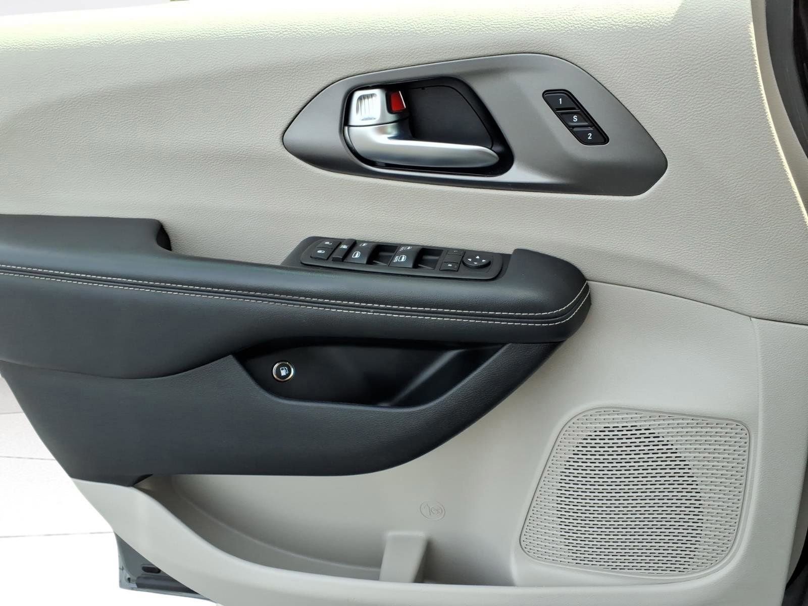 Used 2023 Chrysler Pacifica Touring-L image 16