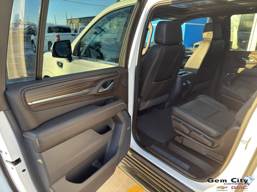 Used 2023 GMC Yukon XL Denali image 12