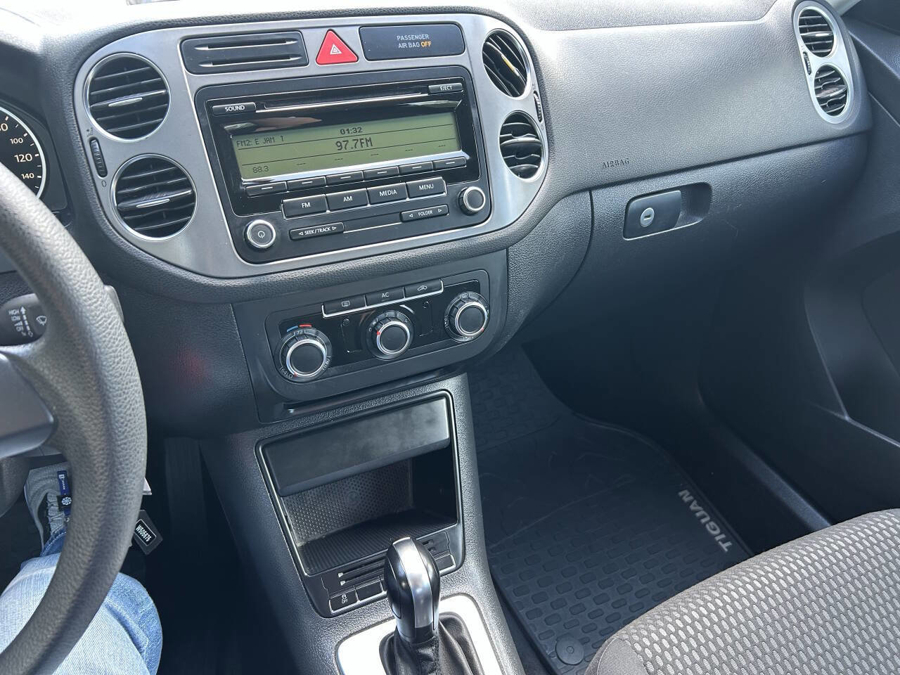 Used 2011 Volkswagen Tiguan S FWD image 28