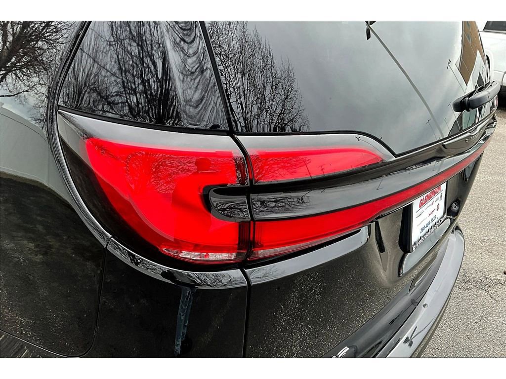 Used 2025 Chrysler Pacifica Limited image 35