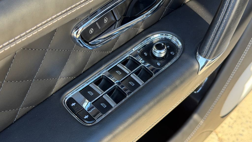 Used 2018 Bentley Bentayga image 14
