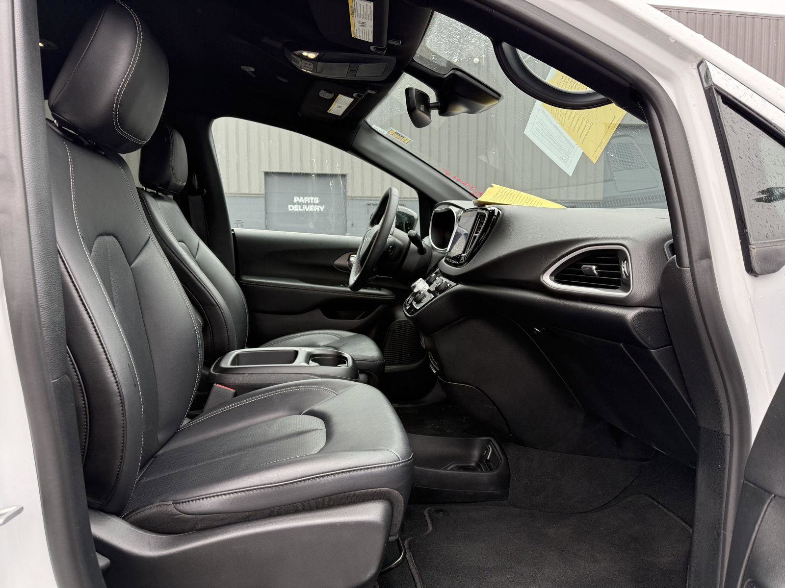 Used 2025 Chrysler Pacifica Select FWD image 14