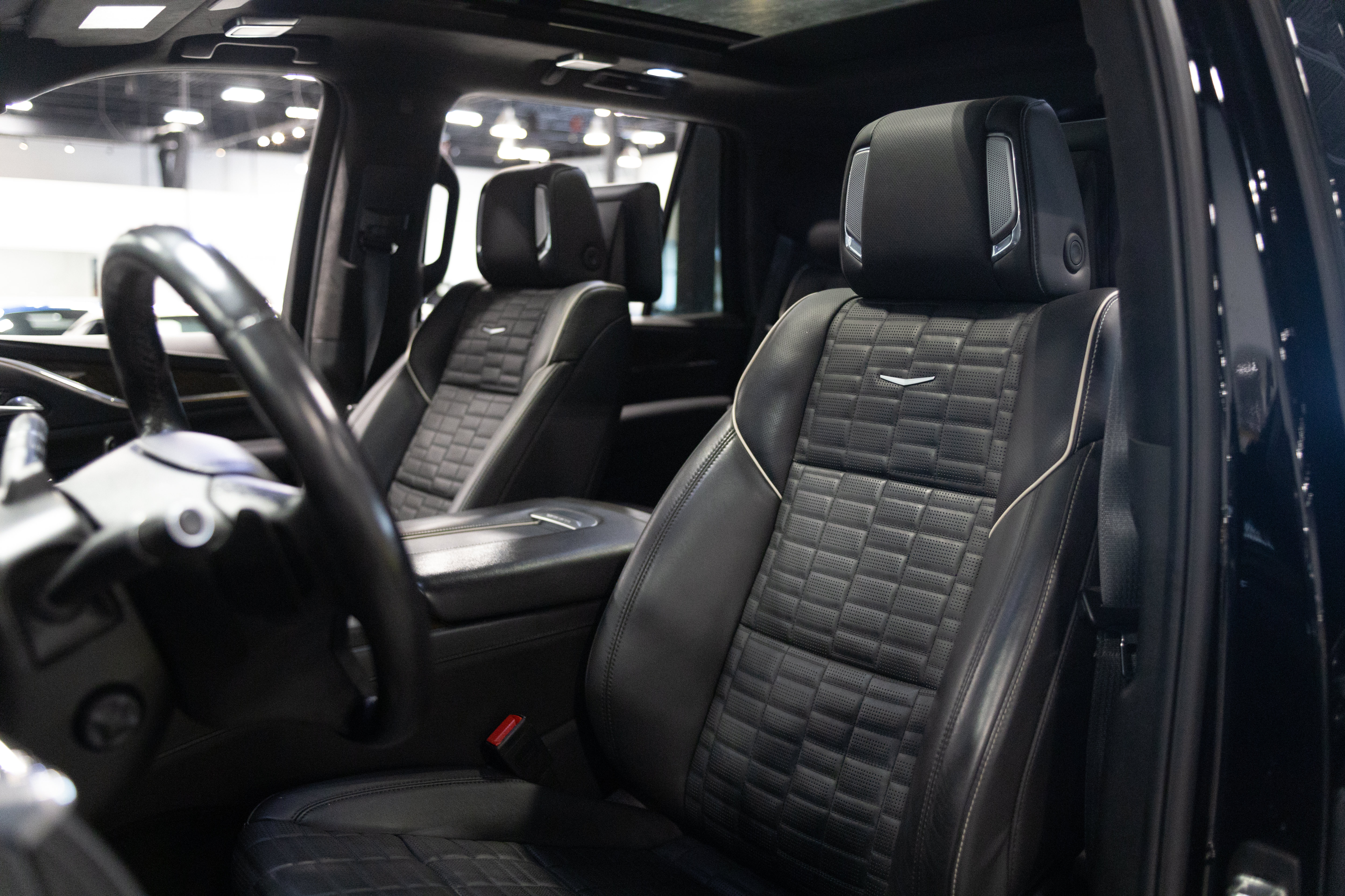 Used 2024 Cadillac Escalade Sport Platinum w/ LPO, ONYX Package AWD/4WD image 18