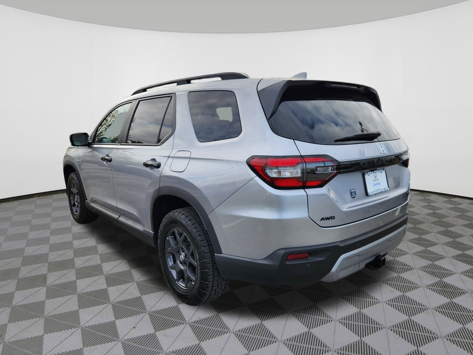 Certified 2025 Honda Pilot TrailSport image 3