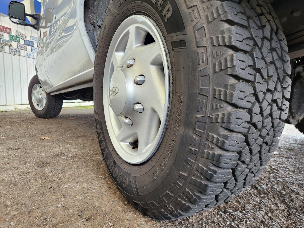 Used 2011 Ford E-350 and Econoline 350 Extended Super Duty image 9