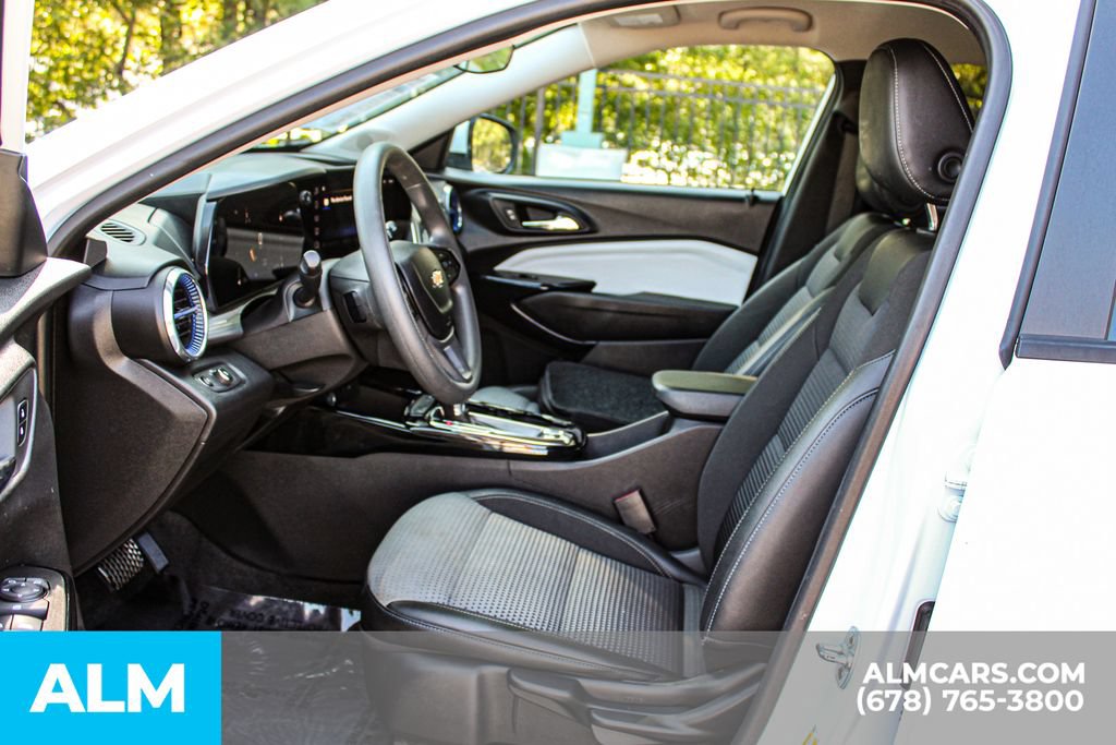 Used 2025 Chevrolet Trax LT FWD image 16