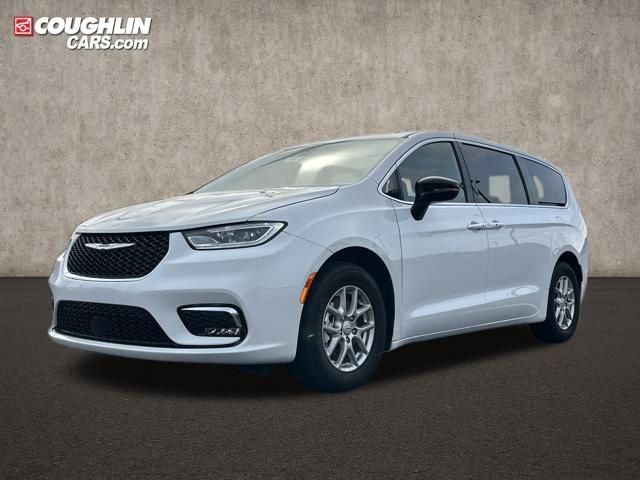 Used 2026 Chrysler Pacifica Select image 3