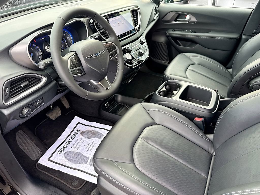 Used 2026 Chrysler Pacifica Select image 25