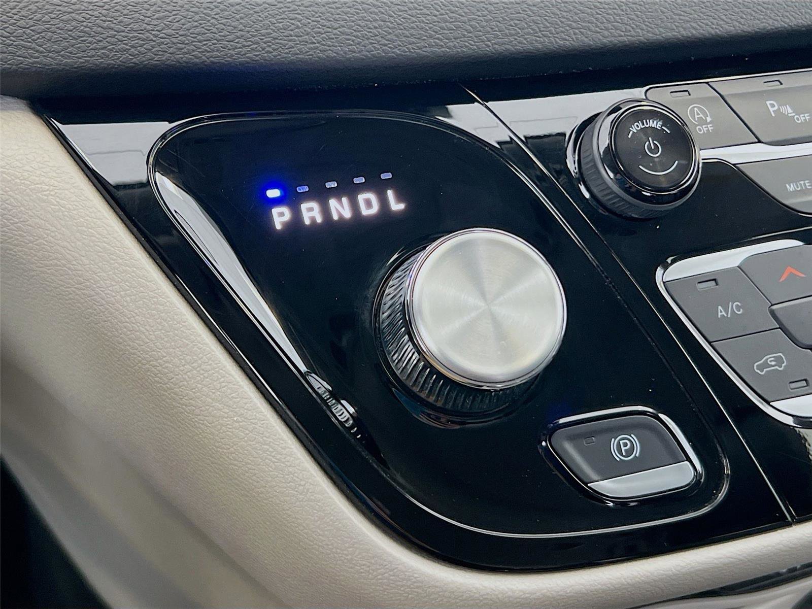 Used 2024 Chrysler Pacifica Touring-L image 17