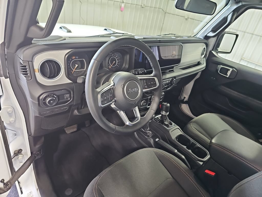 Used 2025 Jeep Wrangler Unlimited Sahara AWD/4WD image 15
