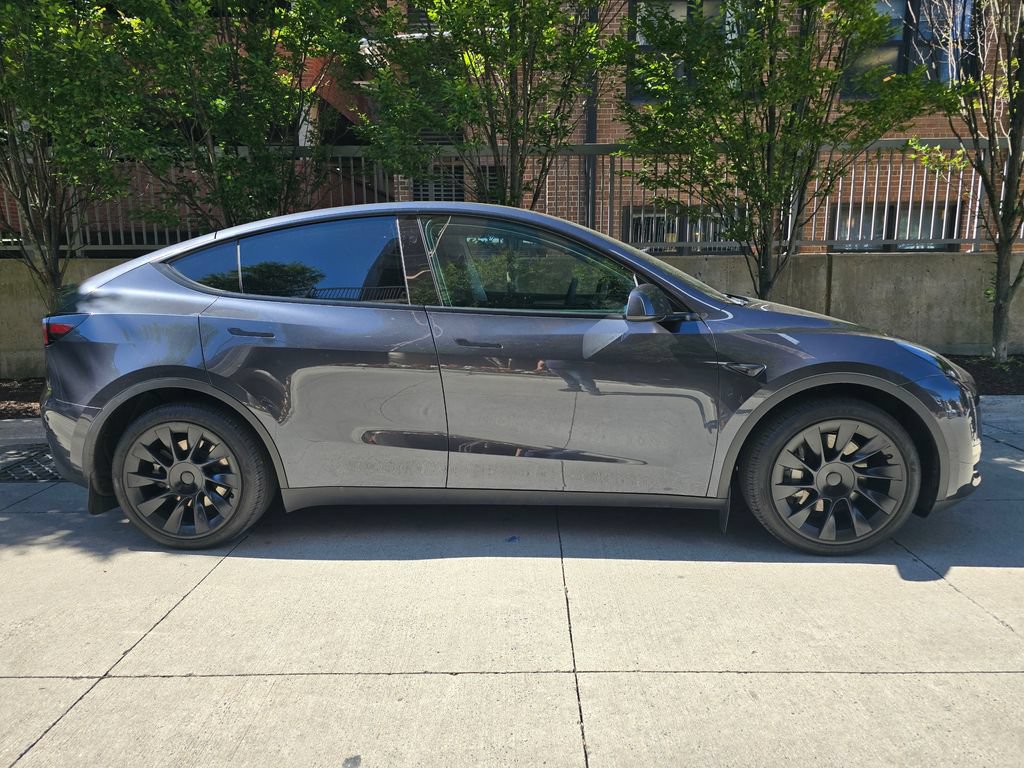 Used 2024 Tesla Model Y Long Range AWD/4WD image 5