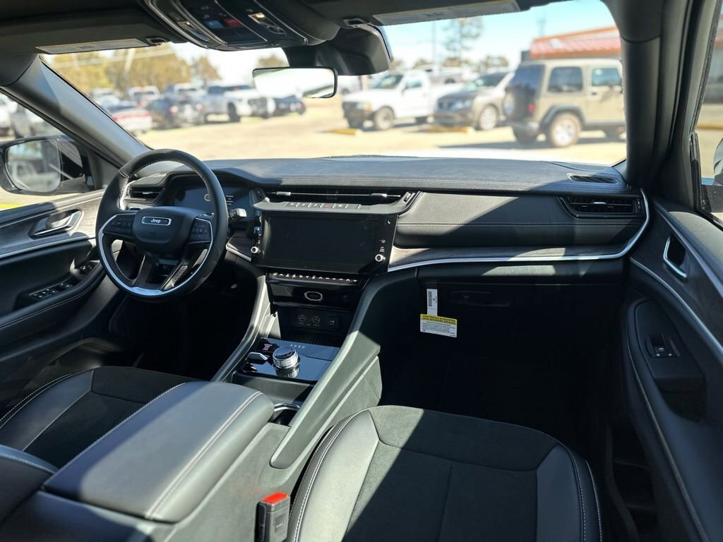 New 2026 Jeep Grand Cherokee Altitude image 16