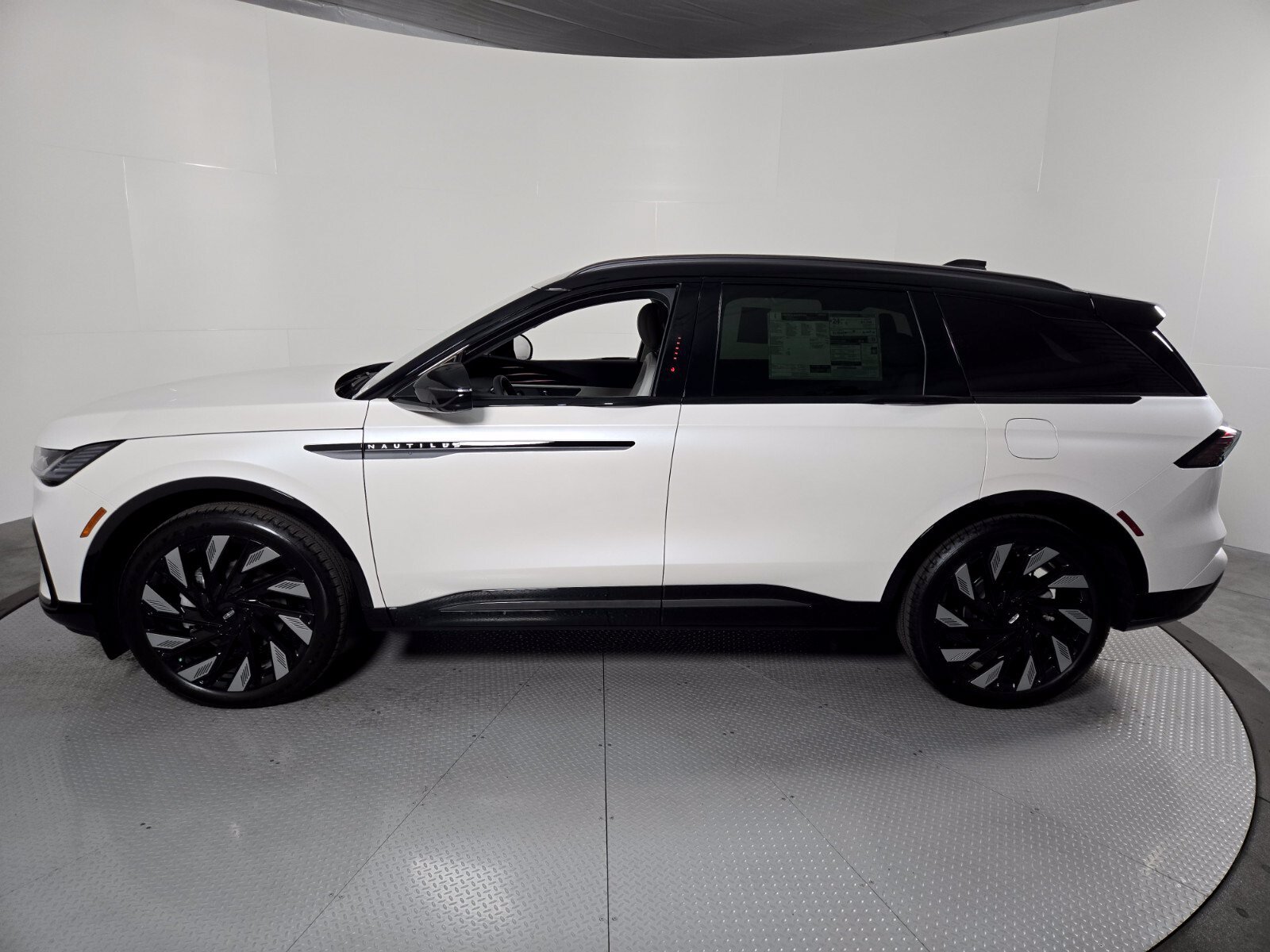 New 2026 Lincoln Nautilus Reserve w/ Jet Appearance Package AWD/4WD image 8