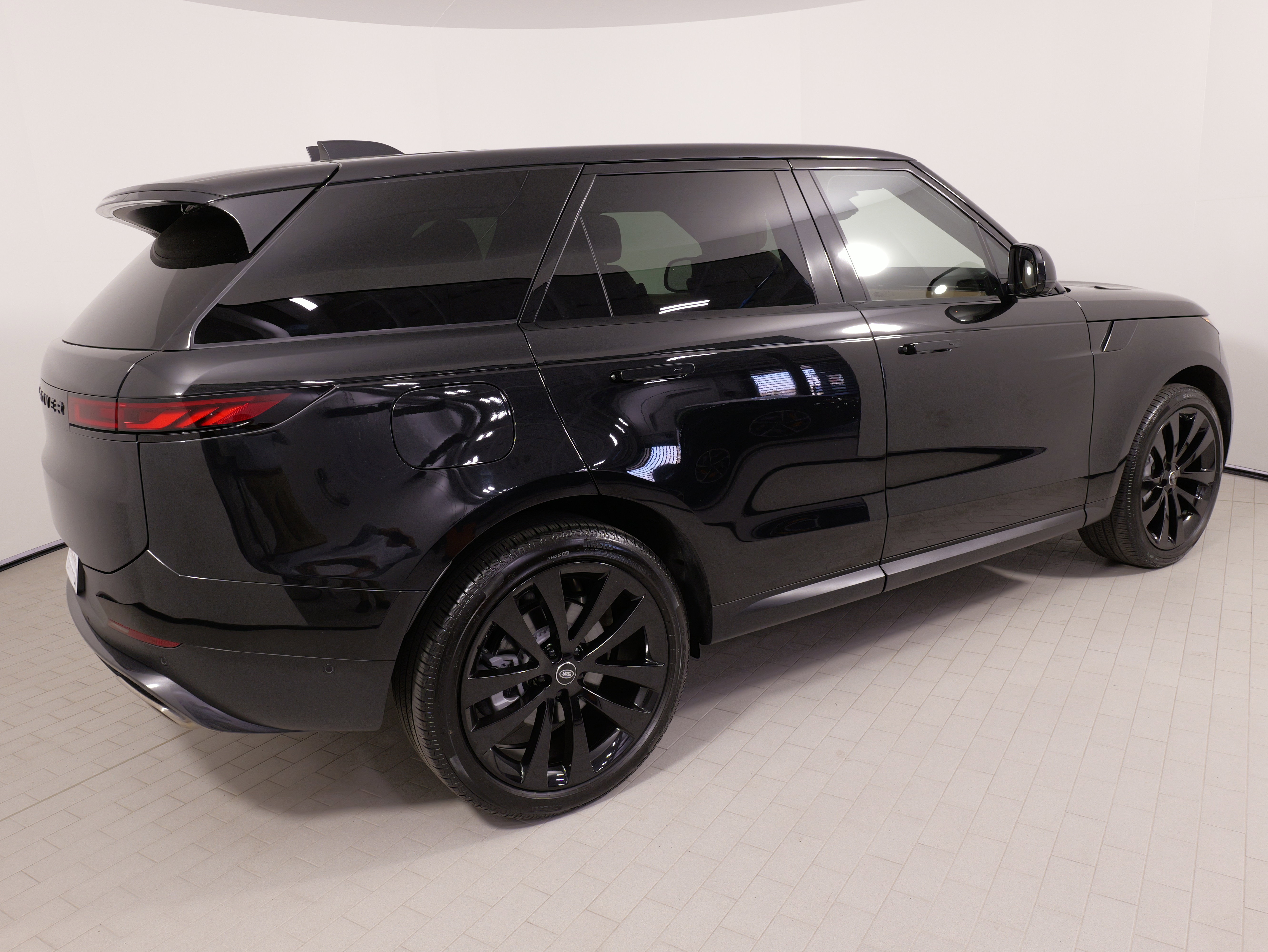 Used 2025 Land Rover Range Rover Sport SE image 9