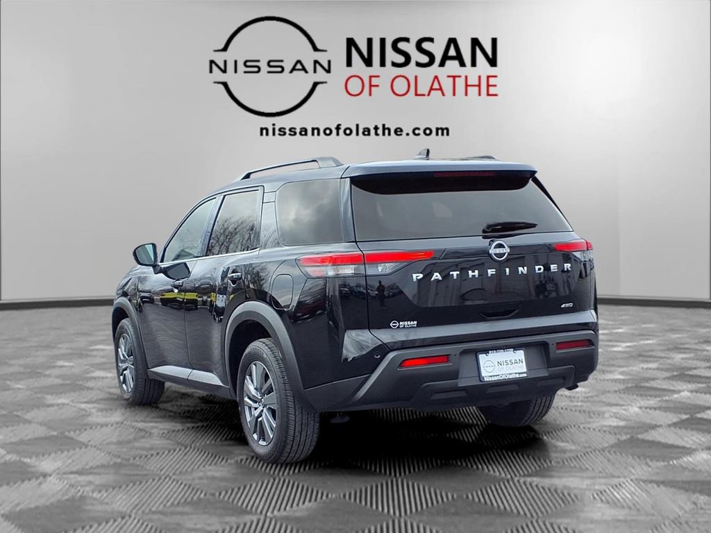 Used 2025 Nissan Pathfinder SV image 3