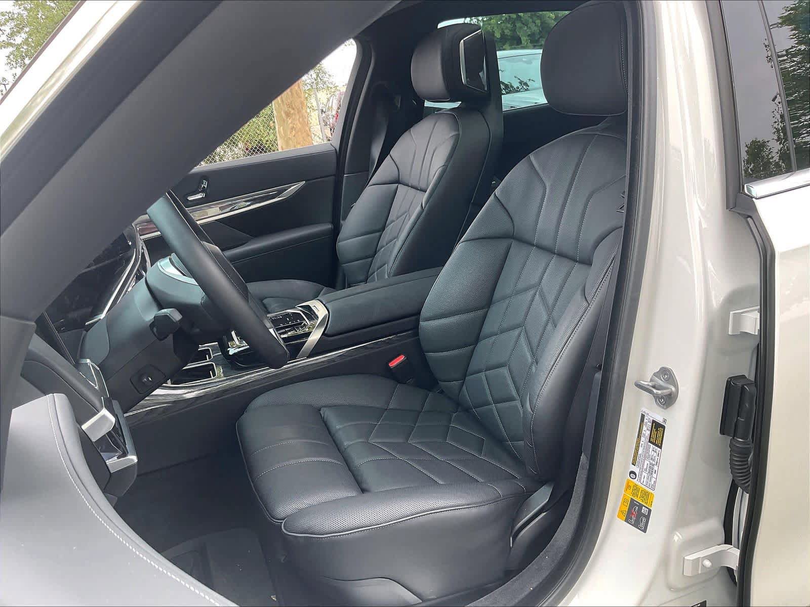 Certified 2024 BMW i7 xDrive60 image 26