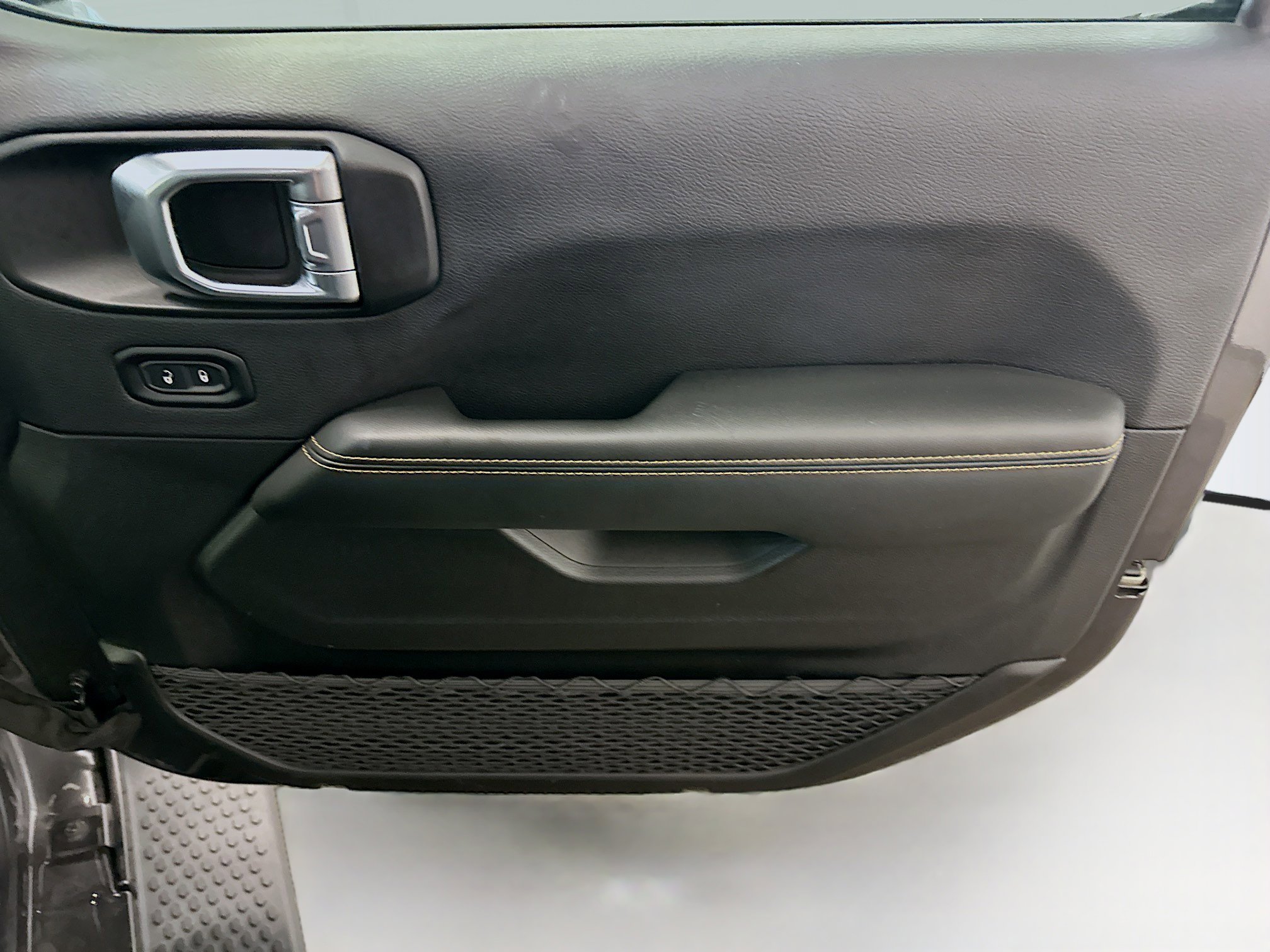 Used 2025 Jeep Wrangler Sahara image 32