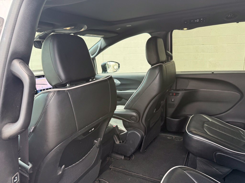 Used 2025 Chrysler Pacifica Limited FWD image 18