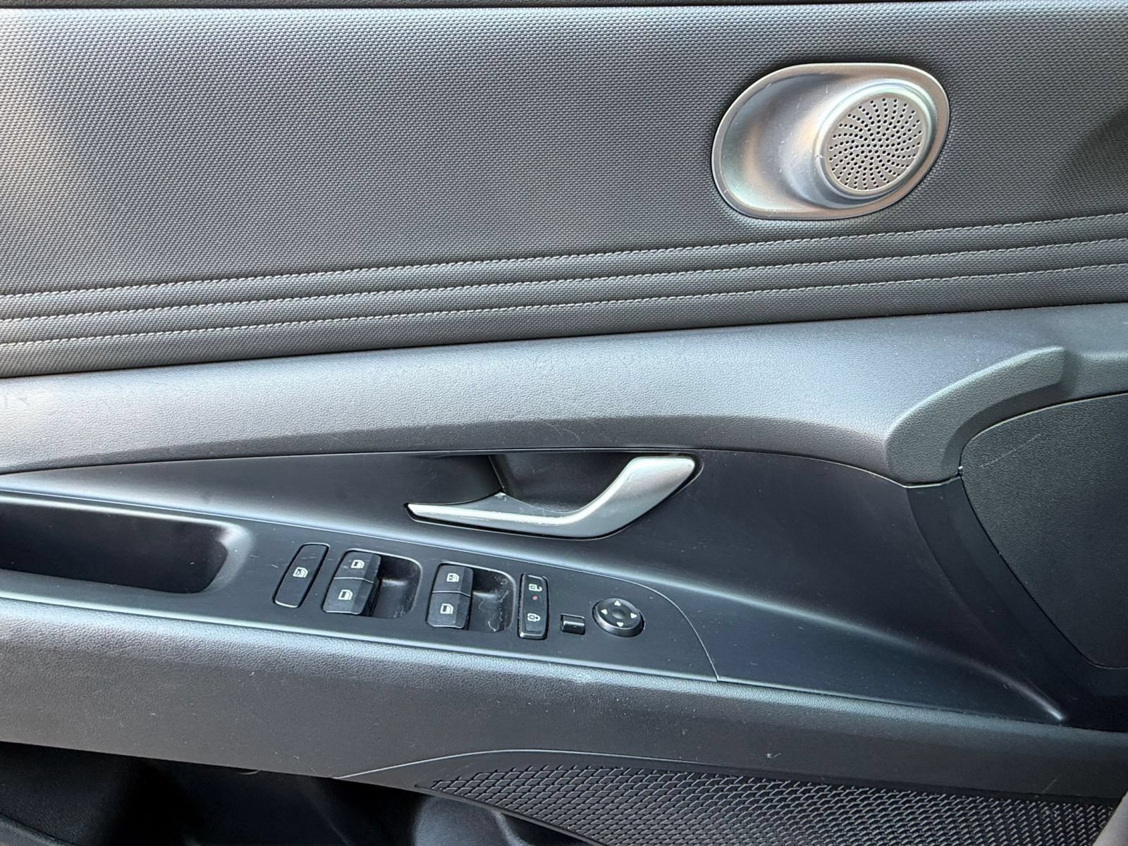 Used 2025 Hyundai Elantra Limited FWD image 18