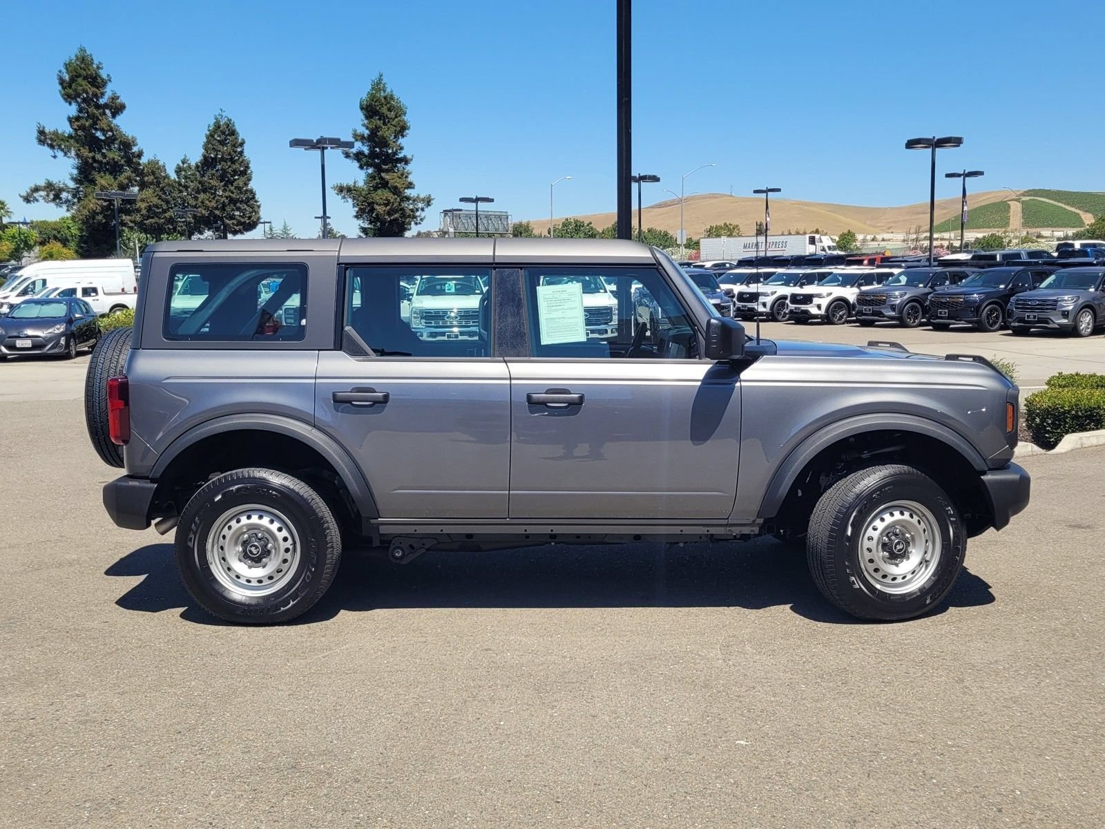 Used 2025 Ford Bronco 4-Door AWD/4WD image 3