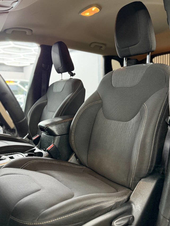 Used 2015 Jeep Cherokee Latitude image 3