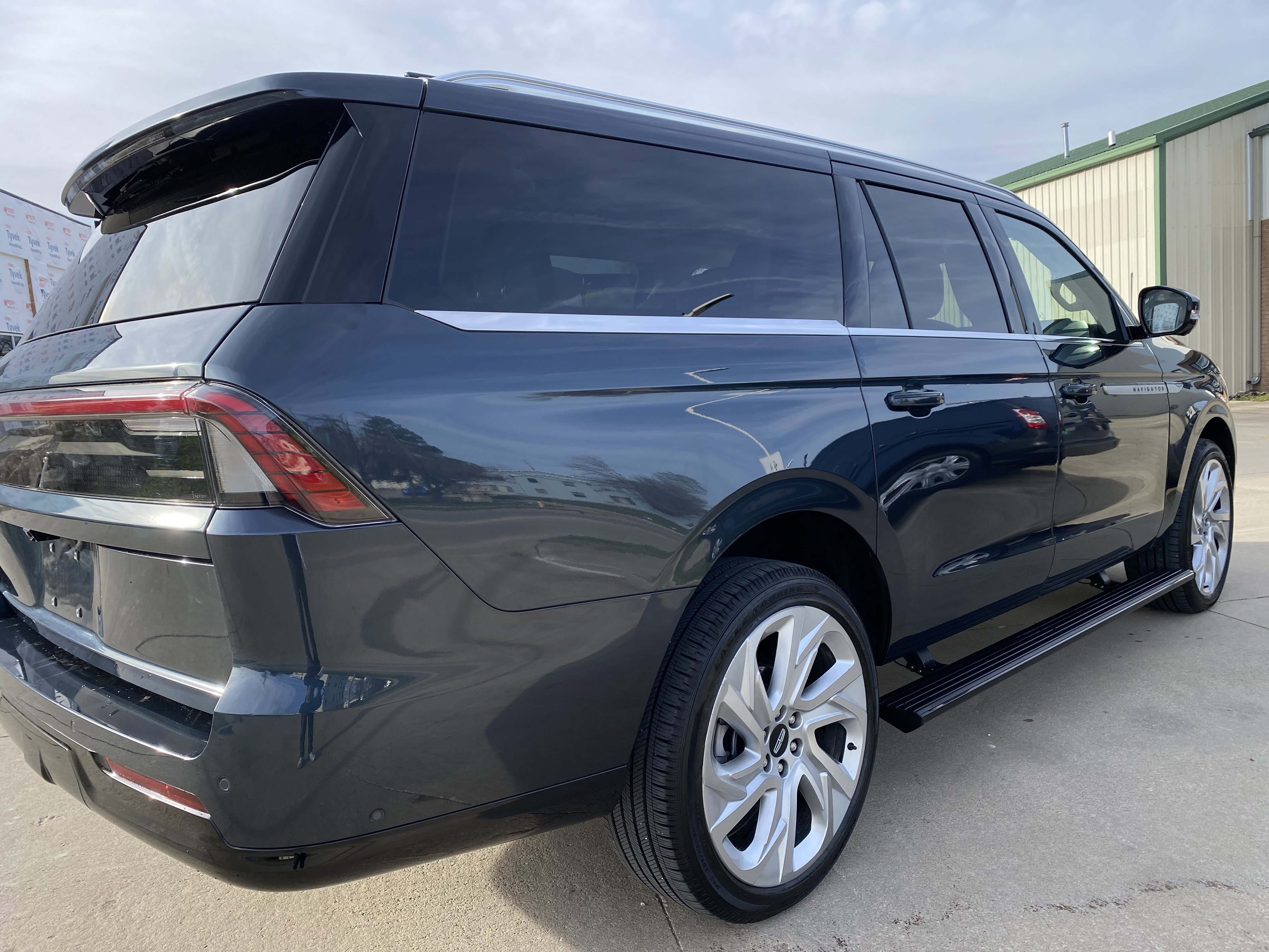 Used 2025 Lincoln Navigator L Reserve image 9