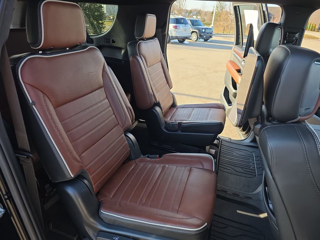 Used 2023 GMC Yukon XL Denali Ultimate image 11