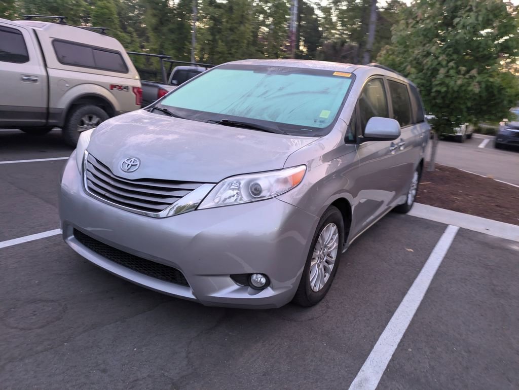 Used 2015 Toyota Sienna XLE Premium FWD image 4