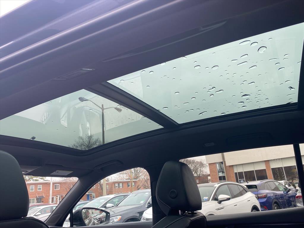 Used 2025 Volkswagen Tiguan SE R-Line image 19