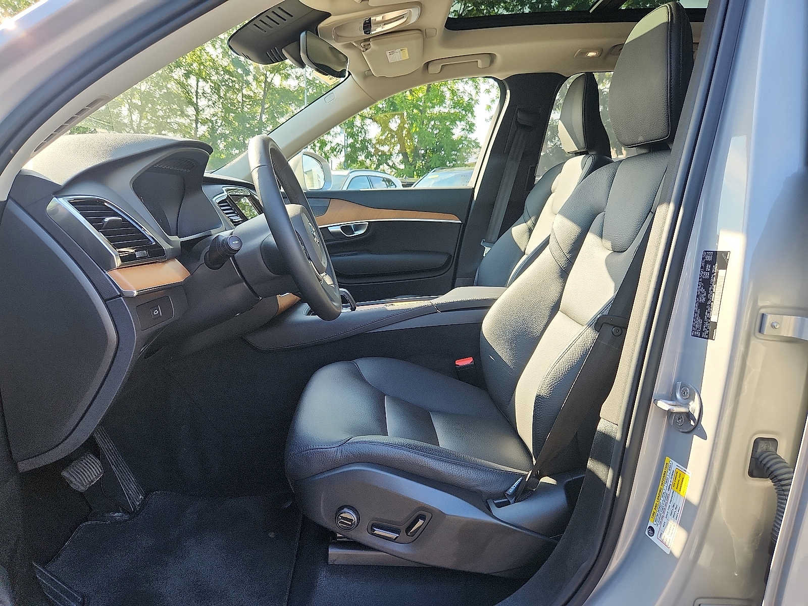 Certified 2024 Volvo XC90 B6 Plus AWD/4WD image 13