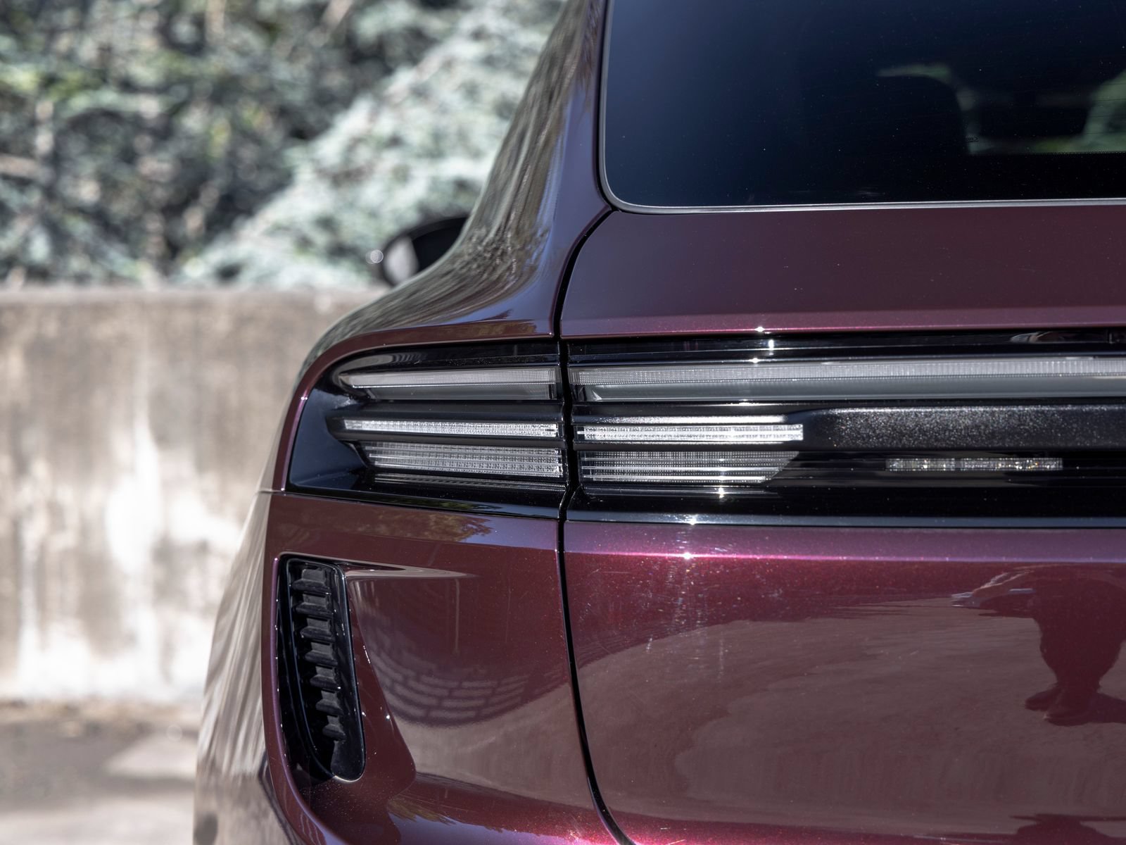 Certified 2024 Porsche Macan Turbo Electric AWD/4WD image 21