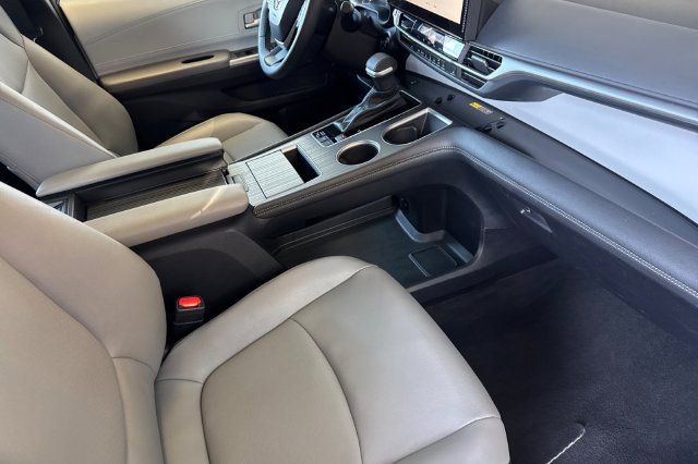 Certified 2026 Toyota Sienna XLE FWD image 21