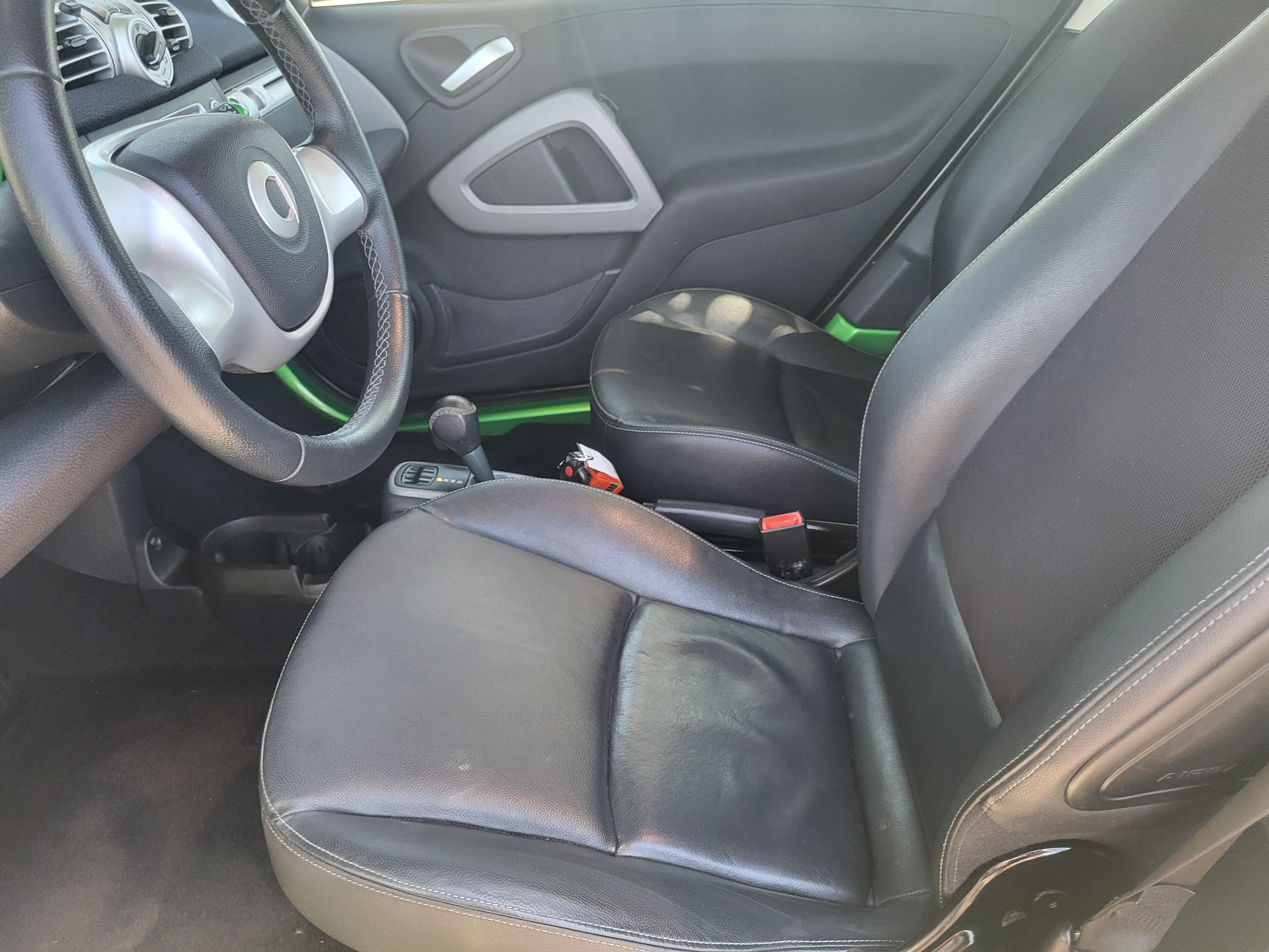Used 2015 smart fortwo passion RWD image 10