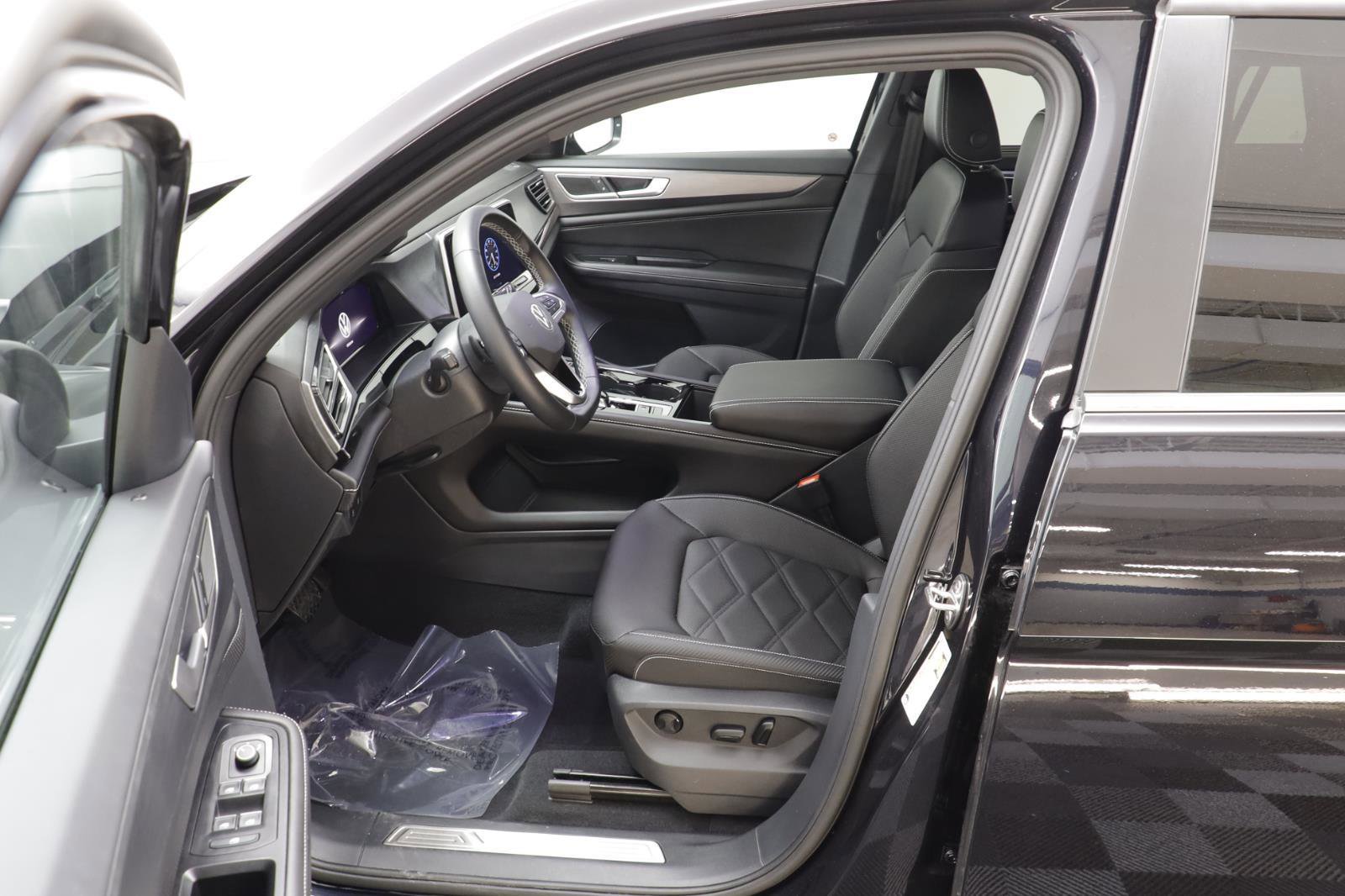 Used 2025 Volkswagen Atlas Cross Sport SE image 6