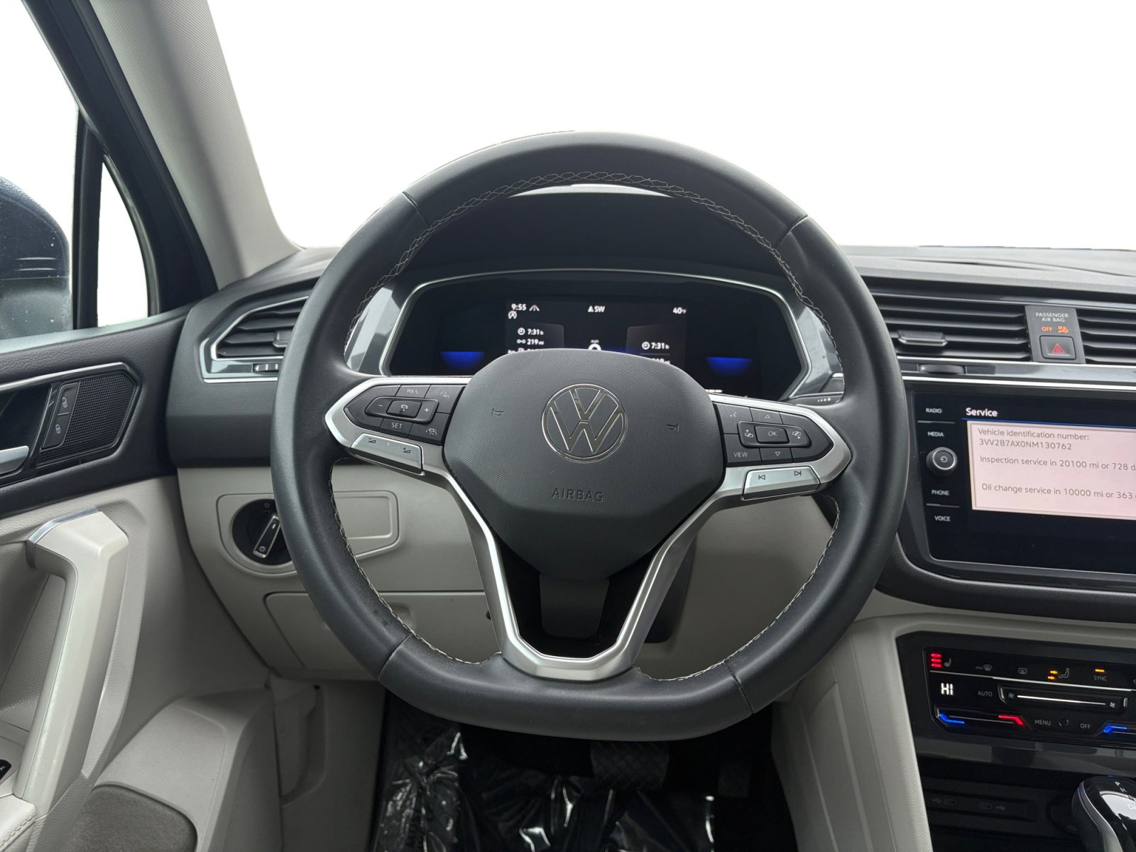Used 2022 Volkswagen Tiguan SE image 3