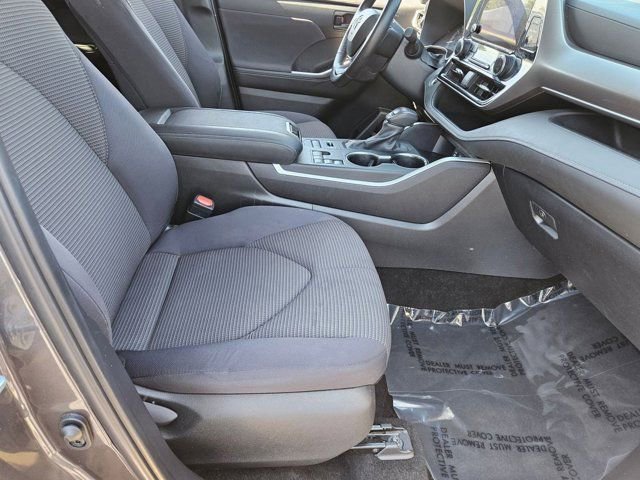 Used 2024 Toyota Highlander LE AWD/4WD image 20